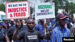 Wafuasi wa chama cha Peoples Democratic Party (PDP) wakiandamana kwenye makao makuu ya INEC, Abuja, Nigeria. Tarehe 6, Machi 2023. Picha na shirika la habari la REUTERS/Marvellous Durowaiye.