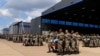 Soldados sul-africanos transportam restos mortais dos companheiros mortos na intervenção militar na República Centro Africana