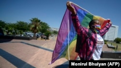 Des militants brandissent des drapeaux arc-en-ciel devant la Haute Cour du Botswana à Gaborone le 29 novembre 2021.