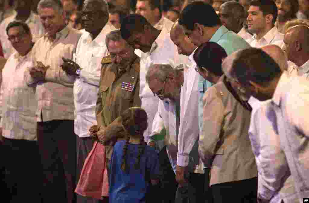 &nbsp;Fidel Castro, centro, a conversar com menina durante gala dos seus 90 anos no cinema &quot;Karl Marx&quot; em Havana, Cuba, 13 Agosto 2016. &nbsp;