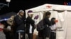 Con una temperatura de 7 grados centígrados, migrantes venezolanos esperan la llegada de los buses que el gobierno de Ecuador destinó para trasladarlos a la frontera con Perú 