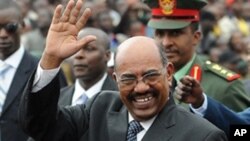 Rais Omar Hassan al-Bashir apunga mkono akiwasili Kenya kuhudhuria sherehe za kutiwa saini katiba mpya mjini Nairobi