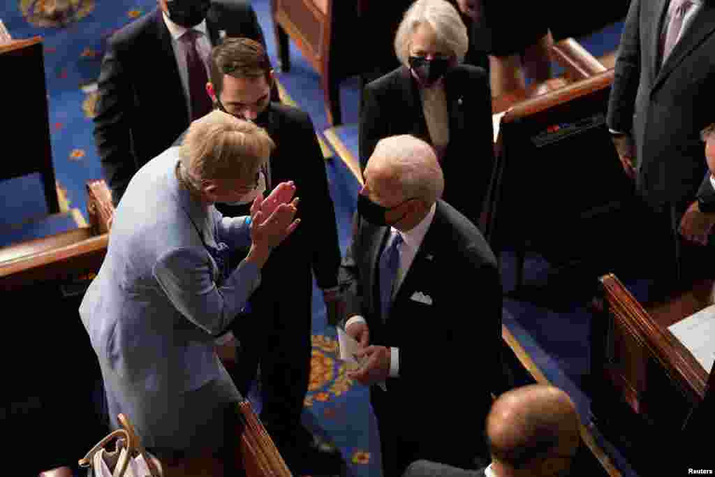 Rais Joe Biden akiwasalimia wabunge.