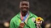 Le Burkinabé Hugues Fabrice Zango, médaillé de bronze, pose avec sa médaille sur le podium après l'épreuve du triple saut hommes lors des Jeux Olympiques de Tokyo 2020 au stade olympique de Tokyo le 5 août 2021.