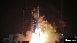 载着两颗北斗-3卫星的运载火箭从西昌卫星发射基地升空。（2018年11月9日）