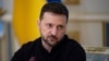 En esta fotografía proporcionada por la Oficina de Prensa Presidencial de Ucrania, el presidente ucraniano, Volodymyr Zelenskyy, habla con periodistas ucranianos en Kiev, Ucrania, el lunes 21 de octubre de 2024. (Oficina de Prensa Presidencial de Ucrania vía AP)