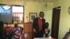 Dr Abel Messina -chemise rouge- explique aux habitants du quartier Mimboman, les spécificités de la prise en charge des toxicomanes à Yaoundé, le 17 juillet 2021 (VOA/Emmanuel Jules Ntap)