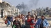 Palestinianos deslocados, no norte da Faixa de Gaza, fogem na sequência de ordens de evacuação do exército israelita, em 12 de novembro de 2024