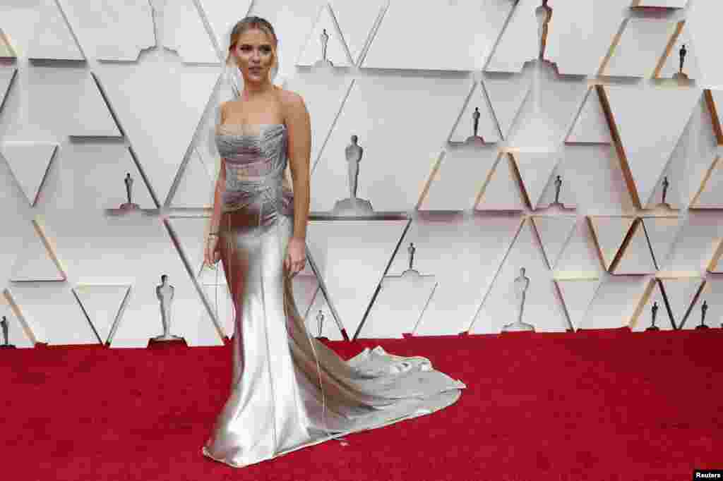 Scarlett Johansson in Oscar de la Renta poses on the red carpet during the Oscars arrivals at the 92nd Academy Awards in Hollywood, Feb. 9, 2020.
