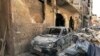 Des décombres bordent une rue à Douma, le site d'une attaque présumée aux armes chimiques, près de Damas, en Syrie, le 16 avril 2018.