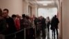 Por cada persona que sale, entra otra. Los primeros en coger puesto, se rumora en la cola que alcanza casi las 100 personas, llegaron a las 5:30 de la mañana.