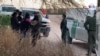 Menores no acompañados y familia inmigrante hablan con la VOA, mientras son procesados por la Patrulla fronteriza en el Valle del Río Grande