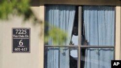 Un joven mira por la ventada del apartamento en que vivió Thomas Eric Duncan. Ya pasaron los 21 días de cuarentena sin nuevos casos de ébola.