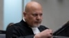 ARCHIVO - El fiscal Karim Khan se prepara para el juicio de Mahamat Said Abdel Kani en la Corte Penal Internacional en La Haya, Países Bajos, el 26 de septiembre de 2022. 