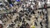 Vue des protestataires à l'aéroport de Hong Kong le 14 Août 2019. ( Photo: Service mandarin de la VOA)