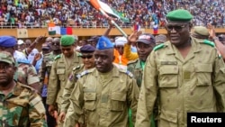 Wafuasi wanaounga mkono mapinduzi ya kijeshi ya Niger wakiwa kwenye mkutano mjini Niamey. Agosti 6, 2023