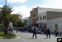 Polícia cortou o trânsito na rua em frente à casa de Cesária