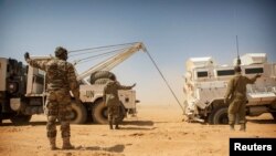 Wanachama wa kikosi cha MINUSMA wakivuta gari lao lililokwama wakati wa msafara wa vifaa kutoka Gao hadi Kidal. REUTERS.