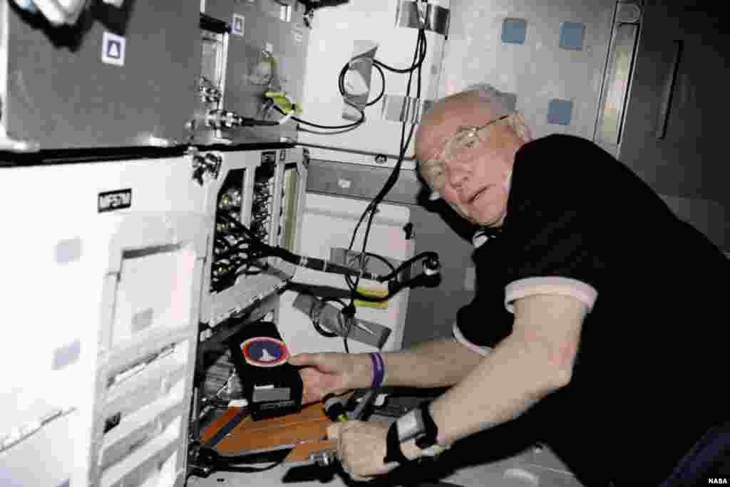 លោក John Glenn ធ្វើពិសោធន៍​មួយ​នៅ​ក្នុង​យាន​អវកាស Discovery កាល​ពី​ថ្ងៃទី១៨ ខែ​វិច្ឆិកា ឆ្នាំ​១៩៩៨។&nbsp;