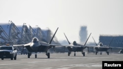 Високоточні бомби, які Пентагон називає Joint Direct Attack Munition, або JDAM, зазвичай скидають з бомбардувальників або винищувачів.