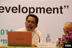 រូបឯកសារ៖ លោក​បណ្ឌិត​ កែម​ ឡី​ អ្នក​វិភាគ​សង្គមឯករាជ្យ​ និង​ជា​វា​គ្មិន​ក្នុង​វេទិកា​សាធារណៈនេះ ​កំពុង​ពិភាក្សា​លើ​ប្រ​ធាន​បទអំពី​ បញ្ហា​ប្រឈម​នានា​ក្នុង​ការ​អភិវឌ្ឍ​នៅ​ក្នុង​ប្រទេស​កម្ពុជា និង​ប្រទេស​ក្នុង​អនុ​តំបន់ទន្លេ​មេគង្គ។ (នូវ ពៅលក្ខិណា/VOA)​