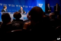 FILE - Makamu Rais wa Kituo cha Wilson Aaron David Miller, kushoto, akizungumza na Waziri wa Ulinzi wa Israeli Moshe Ya'alon katika kituo cha Wilson Center, Washington, Jumatatu, Machi 14, 2016.