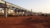 Le viaduc de la VDN 2 construit sur le site des anciens terrains de football, à Dakar, le 24 septembre 2017. (VOA/Seydina Aba Gueye)