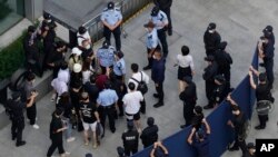 一些投資者2021年9月下旬到深圳恆大總部抗議時被警察和保安阻攔。