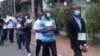 Les membres de la LUCHA marchent mains liées et bouche bandée lors d'une marche à Goma, RDC, 15 mrs 2016.