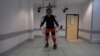 Un patient atteint de tétraplégie marche à l'aide d'un exosquelette à Grenoble, en France, en février 2019, dans cette image extraite d'un document vidéo du Fonds de dotation Clinatec.
