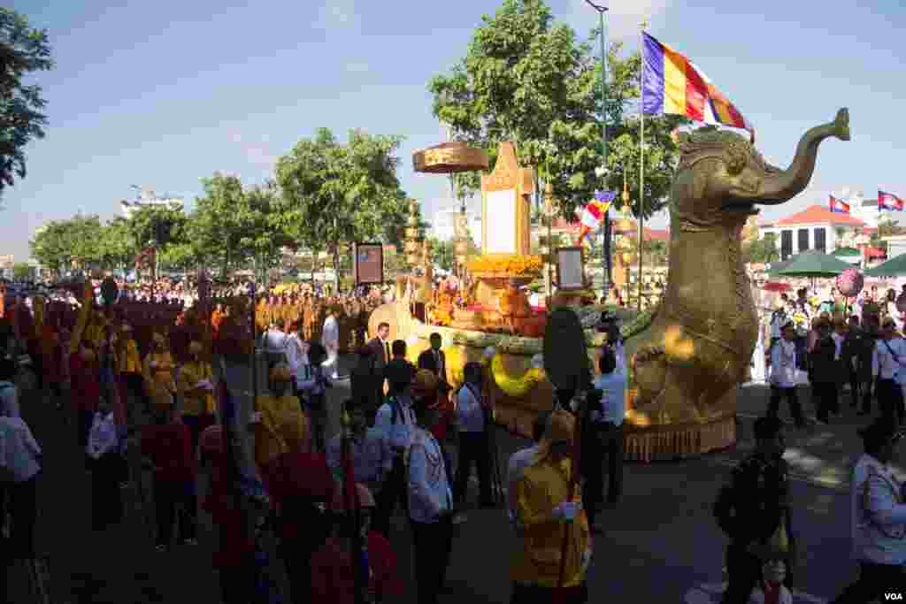 Royal parade with the framed certificate of honorary title "Preah Sri Loka Dhammika Raja" to Cambodia's King Norodom Sihamoni are prepared to start on June 3, 2015. (Nov Povleakhena/VOA Khmer)
