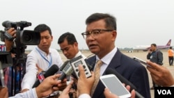 រូបឯកសារ៖ លោក​ហង់ ជួនណារ៉ុន​រដ្ឋ​មន្ត្រី​ក្រសួង​អប់​រំកម្ពុជា ក្នុង​ពេល​​លោក​ថ្លែង​​ទៅ​កាន់​​អ្នកកាសែត កាល​ពី​ព្រឹក​ថ្ងៃ​អាទិត្យ ទី​២២ ខែ​មីនា ឆ្នាំ​២០១៥។ (នៅ វណ្ណារិន/VOA)