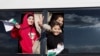 La gente celebra después de que los rebeldes sirios anunciaran que habían derrocado al presidente Bashar al-Assad, en Majdal Anjar en Bekaa, el domingo 8 de diciembre de 2024.