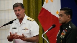 美國印太司令部司令、海軍上將約翰·阿奎利諾（圖左）與菲律賓軍事領袖在菲律賓舉行的記者會演講。（美聯社，2023年9月14日）