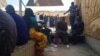 Des usagers attendent de recevoir leurs permis de conduire, à Dakar, au Sénégal, le 14 septembre 2018. (VOA/Seydina Aba Gueye)