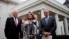 La líder demócrata de la Cámara de Representantes, Nancy Pelosi, habla con periodista junto al líder demócrata del Senado, Chuck Schumer, el representante Steny Hoyer y el senador Dick Durbin. 