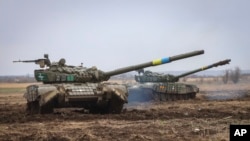 Vifaru vya jeshi la Ukraine vyaonekana katika mazoezi kwenye kambi ya kijeshi katika mkoa wa Zaporizhzhia, Aprili 5, 2023.