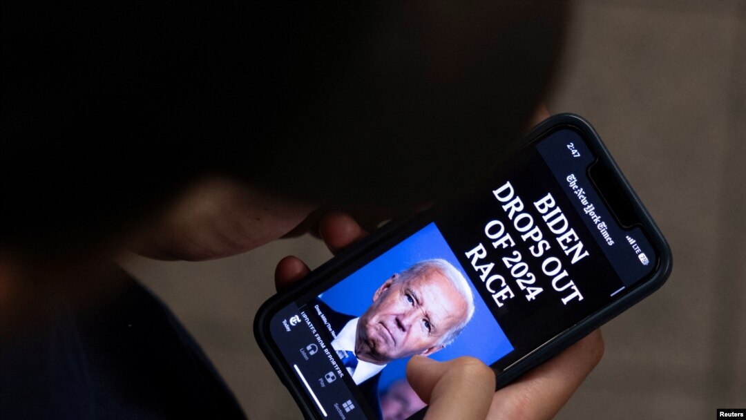 Una persona mira un artículo de noticias del New York Times sobre el anuncio del presidente estadounidense Joe Biden de que abandonará su candidatura a la reelección, en la ciudad de Nueva York, Estados Unidos, el 21 de julio de 2024.