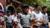 រូបឯកសារ៖ អ្នក​កាសែត​ Reuters លោក Wa Lone (កណ្ដាល ជួរមុខ) និង​លោក Kyaw Soe Oo (កណ្ដាល ជួរក្រោយ) ត្រូវ​បាន​នាំ​មក​សវនាការ​កាល​ពី​ថ្ងៃទី​២០​ មេសា ២០១៨ នៅ​តុលាការ​ក្នុង​ទីក្រុង​រ៉ង់ហ្គូន ប្រទេស​មីយ៉ាន់ម៉ា។ (រូបថត AP)