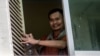 អ៊ុក ពេជ្រសំណាង អ្នក​គាំទ្រ​គណបក្ស​សង្រ្គោះជាតិដែល​កំពុង​ជាប់ឃុំ​នៅ​ពន្ធនាគារ​ព្រៃស​ស្រែក​ពី​​បន្ទប់​នៅ​ក្នុង​សាលាឧទ្ទរណ៏ នៅ​ថ្ងៃ​អង្គារ ទី​២៣ ខែ​សីហា ឆ្នាំ​២០១៦។ ​(ឡេង ឡែន/VOA)