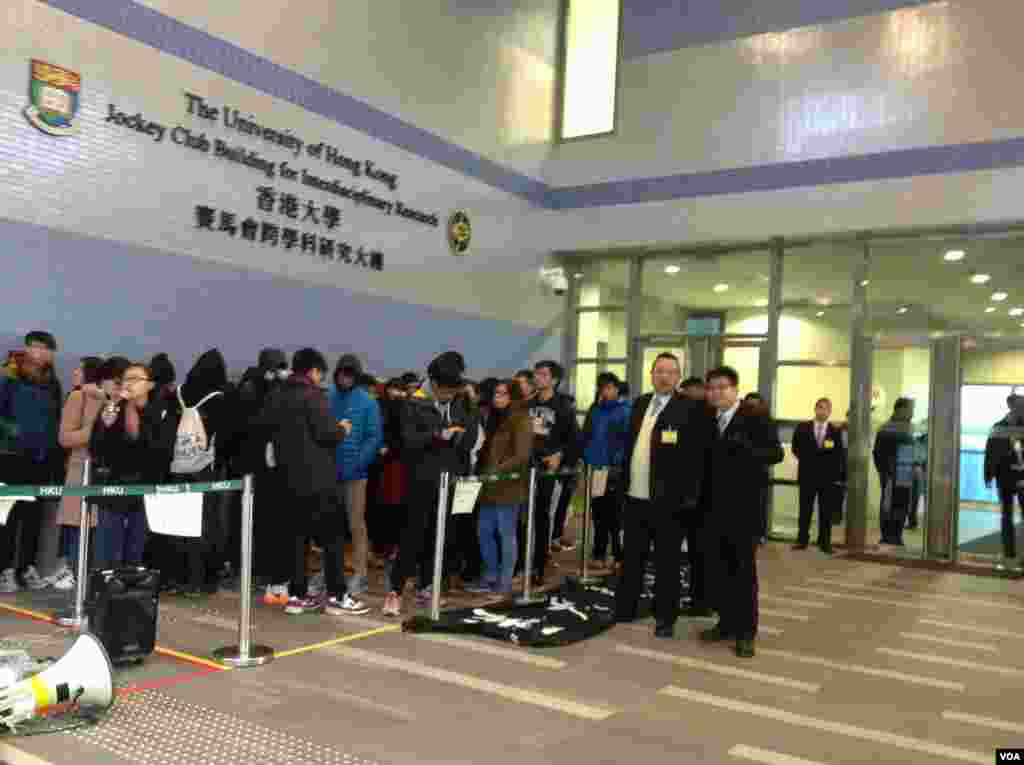 香港大學罷課學生和一些民間團體在港大校委會會場外抗議(美國之音海彥拍攝)