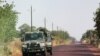 Des soldats maliens sur la route en direction de Diabaly, 40 kilomètres de Segou, le 14 janvier 2013.