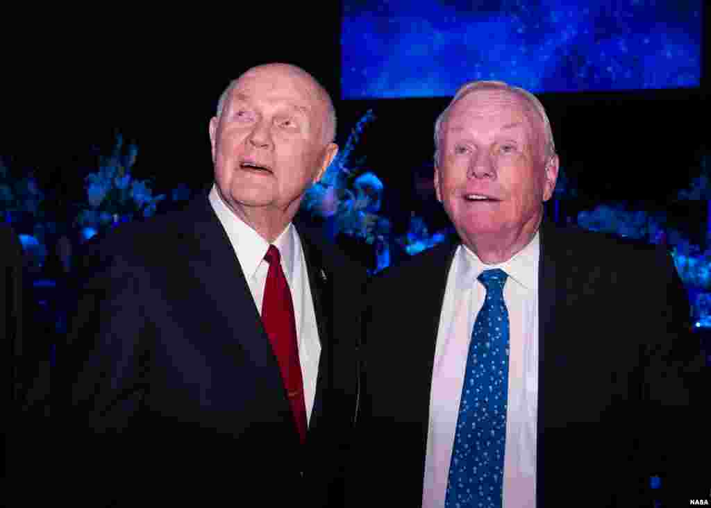 សមាជិក​ព្រឹទ្ធសភា​លោក John Glenn (ខាង​ឆ្វេង) និង​អវកាសយានិក​យានអវកាស Apollo 11 លោក Neil Armstrong មុន​ពេល​ពិធី​ទទួលទាន​អាហារ​ពេល​ល្ងាច​នៅ​មហាវិទ្យាល័យ​រដ្ឋ Ohio ដើម្បី​ប្រារព្ធ​ខួប​លើក​ទី​ ៥០ នៃ​ដំណើរ​ជា​ប្រវត្តិសាស្រ្ត​របស់​លោក John Glenn នៅ​ក្នុង​យានអវកាស Friendship 7 ក្នុង​ក្រុង Columbus រដ្ឋ Ohio កាល​ពី​ថ្ងៃ​ទី២០ ខែ​កុម្ភៈ ឆ្នាំ​២០១២។