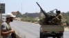 Les forces de sécurité libyennes patrouillent près du site d'une attaque contre un poste de contrôle dans la ville de Zliten, à 170 km à l'est de la capitale Tripoli, le 23 août 2018.