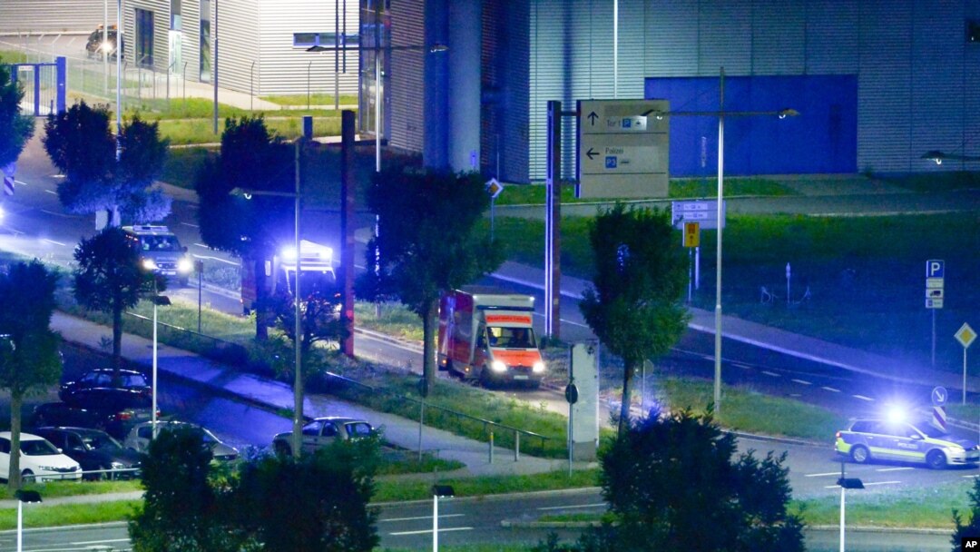 Ambulancia en la que fue transportado el paciente que murió de ébola en Leipzig, Alemania.