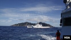 台日船只7月4日在钓鱼岛海域对峙 (台湾行政院海岸巡防署提供)