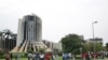 Quelques personnes près du siège de la chaîne de télévision nationale Radiodiffusion Télévision Gabonaise (RTG) lors de la tentative de coup d’Etat à Libreville, Gabon, 7 janvier 2019,.