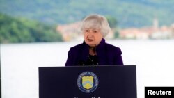 Waziri wa fedha wa Marekani Janet Yellen akifanya mkutano na waandishi wa habari kabla ya mkutano wa mawaziri wa fedha wa G7 katika mji wa Stresa, Italy, Mei 23. Picha ya Reuters