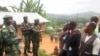 Les militaires congolais calment la population à Miriki, à 110 kilomètres au nord de Goma, dans l'est de la République Démocratique du Congo, 7 janvier 2016.