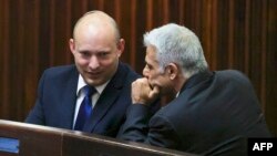 Naftali Bennett (kushoto) akizungumza na Yair Lapid